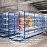 Perbedaan Minimarket modern dengan rak gondola dan warung kelontong dengan rak seadanya.